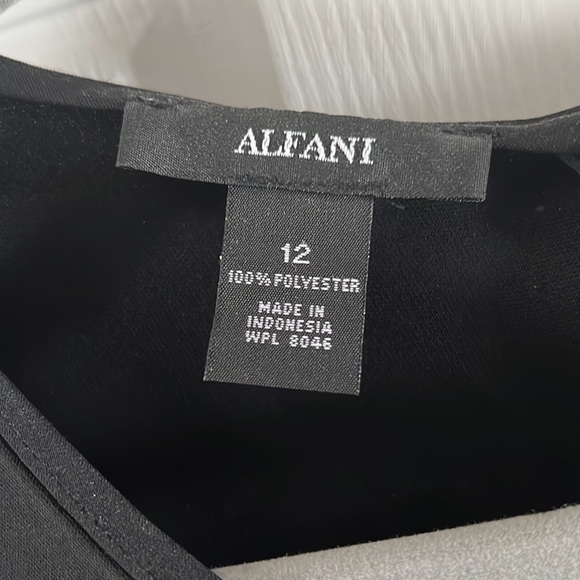 Women’s Dress - Picture 3 of 4